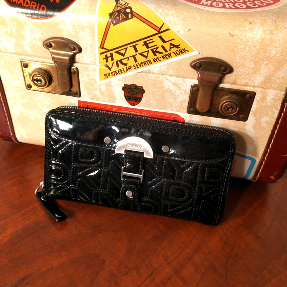 DKNY ladies zip up wallet